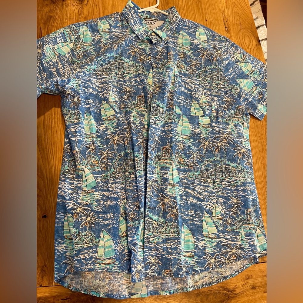 Izod men’s shortsleeved button down